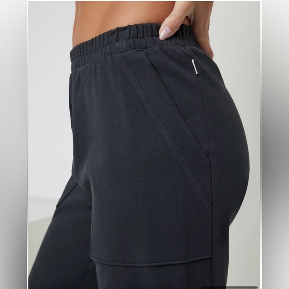 Vuori Black Cropped Utility Joggers - Picture 3 of 7